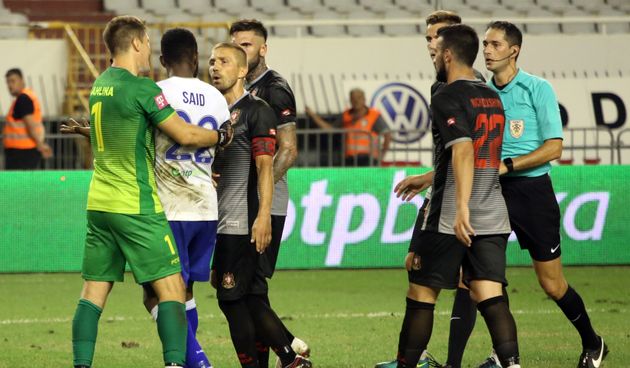 FOTO Ovo je nedopustivo: Said izgubio živce i glavom udario golmana Kahlinu