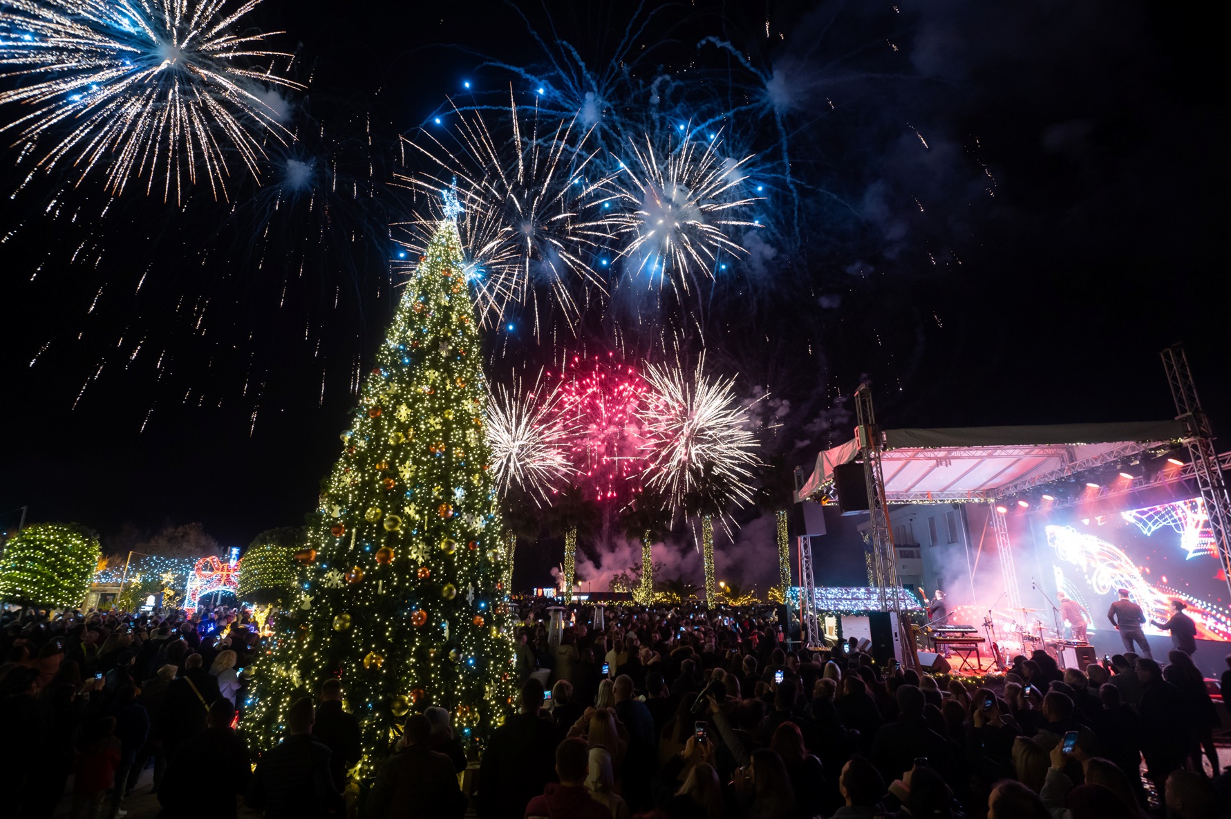 Vatromet, tisuće konfeta, šampanjac, prskalice i koncert Ivana Zaka i Tempo Banda