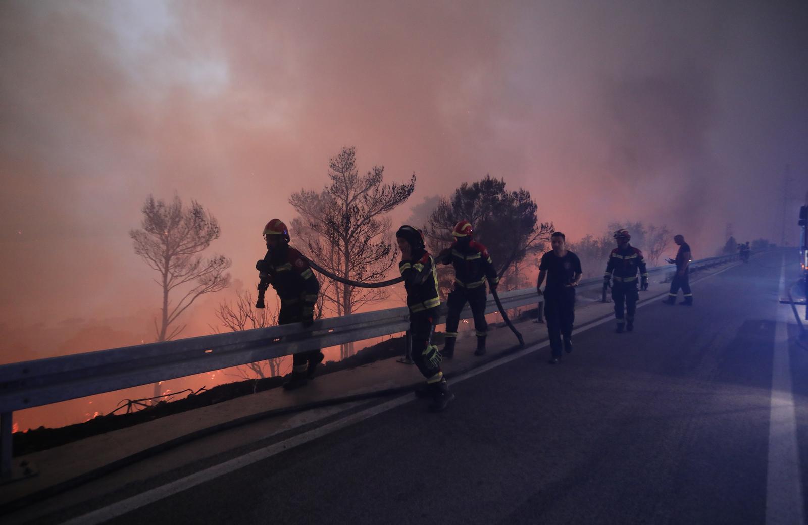Tučepi: Požar se širi, zahvatio ranč i kuće, vatrogasci u akciji