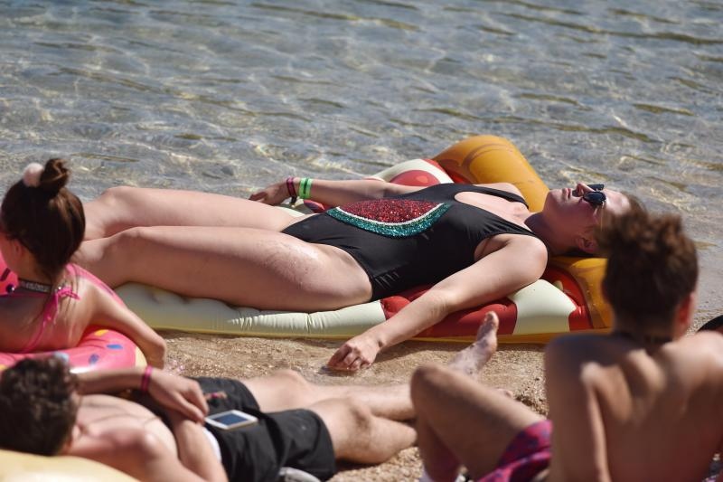 Lipe divojke dobro se zabavljaju na Love International festivalu