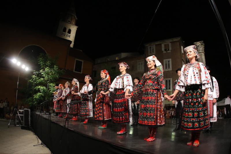 18.07.2013., Zadar – Na Poljani Sime Budinica odrzan je koncert plesnog ansambla Lado gdje su gradjani, ali i mnogobrojni turisti, uzivali gledajuci ples u narodnim nosnjama. Photo: Filip Brala/PIXSELL Autor  Filip Brala/PIXSELL KLJUČNE RIJEČI  narodne