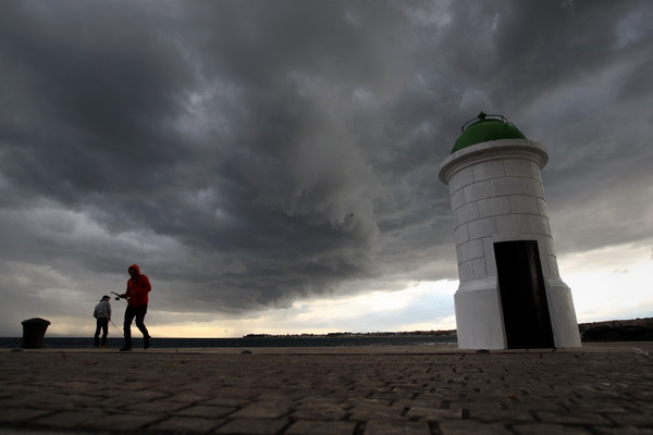 Zadar, 300513.
U samo sat vremena vrijeme se u Zadru izmjenjalo od kise i tmurnih oblaka do sunca i duge koja se nadvila nad gradom. Na trenutak su se podigli i valovi koji su opljuskivali ceste uz more.
Foto: Jure Miskovic / CROPIX