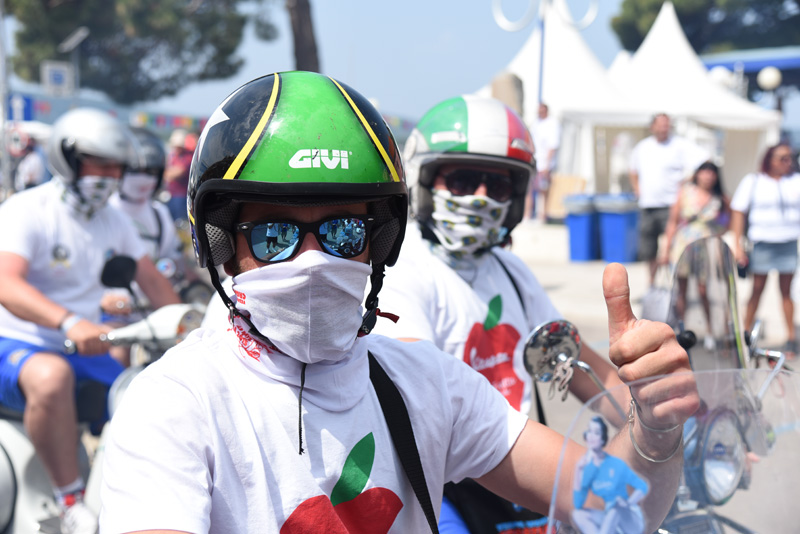 Spektakularni defile vespaša, foto: Vinko Pešić Spektakularni defile vespaša, foto: Vinko Pešić