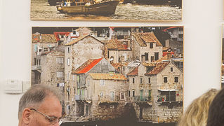 U Muzeju antičkog stakla otvorena je izložba fotografija ”Rota palagruzona” autora Ive Pervana i predavanje ”Falkuša – od Palagruže do Atlantika” profesora Joška Božanića, foto: Leo Banić U Muzeju antičkog stakla otvorena je izložba fotografija ”Rota palagruzona” autora Ive Pervana i predavanje ”Falkuša – od Palagruže do Atlantika” profesora Joška Božanića, foto: Leo Banić