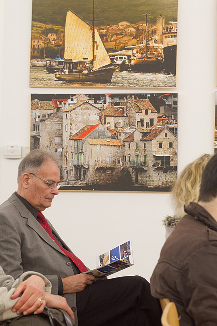 U Muzeju antičkog stakla otvorena je izložba fotografija ”Rota palagruzona” autora Ive Pervana i predavanje ”Falkuša – od Palagruže do Atlantika” profesora Joška Božanića, foto: Leo Banić U Muzeju antičkog stakla otvorena je izložba fotografija ”Rota palagruzona” autora Ive Pervana i predavanje ”Falkuša – od Palagruže do Atlantika” profesora Joška Božanića, foto: Leo Banić