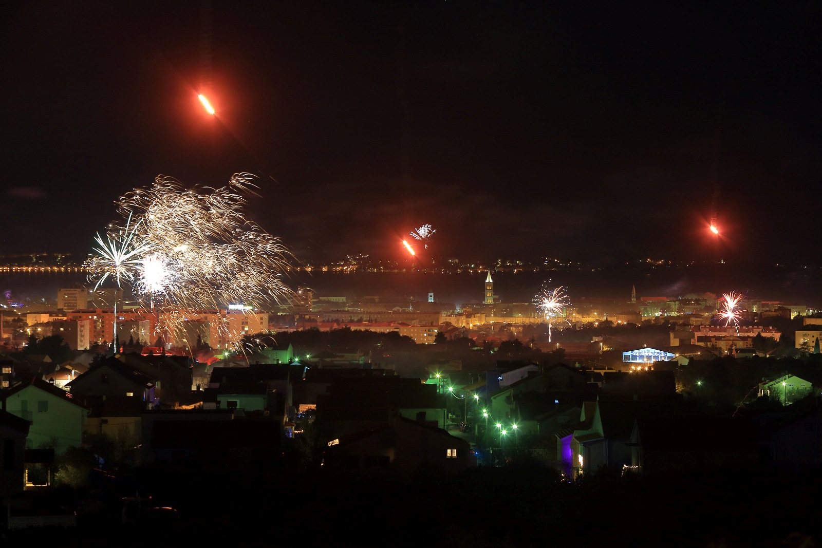 Zadarski doček Nove godine uz veliki vatromet Zadarski doček Nove godine uz veliki vatromet
