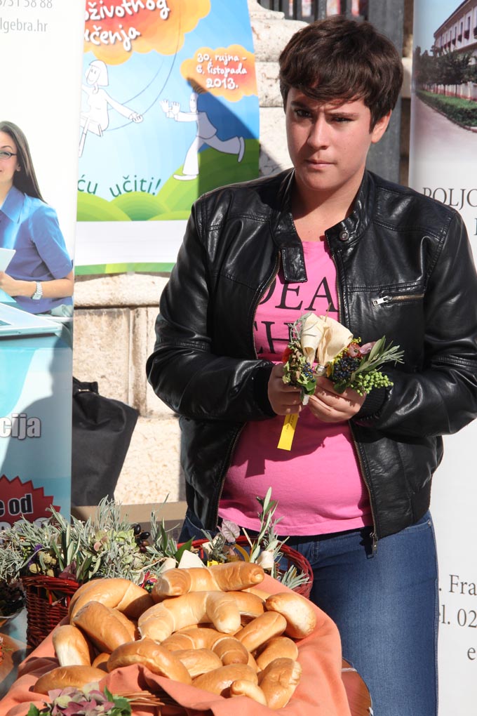 Sajam obrazovanja održan je na Narodnom trgu u organizaciji Pučkog otvorenog učilišta Erudio na kojem su se predstavili i partneri Poljoprivredna škola Stanko Ožanić, CISOK Zadar, Autoškola Zadar, POU Libar, POU Algebra, POU Zadar i dr. foto: Iva Perinči Sajam obrazovanja održan je na Narodnom trgu u organizaciji Pučkog otvorenog učilišta Erudio na kojem su se predstavili i partneri Poljoprivredna škola Stanko Ožanić, CISOK Zadar, Autoškola Zadar, POU Libar, POU Algebra, POU Zadar i dr. foto: Iva Perinči