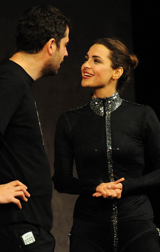 Zadar, 13.12.2012. snimio: Nenad Marčev
komedija
Miro Gavran
LUTKA,
redatelj: Mladena Gavran
igraju: Robert Kurbaša i Doris Pinčić
TEATAR GAVRAN
dramska pretplata
Velika dvorana HNK Zadar Zadar, 13.12.2012. snimio: Nenad Marčev
komedija
Miro Gavran
LUTKA,
redatelj: Mladena Gavran
igraju: Robert Kurbaša i Doris Pinčić
TEATAR GAVRAN
dramska pretplata
Velika dvorana HNK Zadar