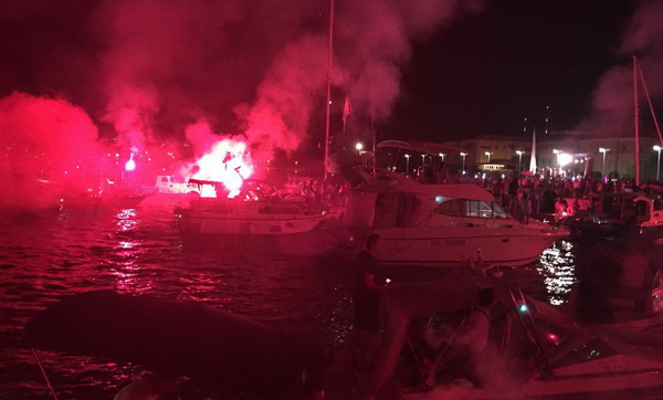 Doček zlatnih zadarskih olimpijaca Šime Fantele i Igora Marenića: Bakljada na brodovima od Vitrenjaka do Morskih orgulja. Foto: Tija Malik Doček zlatnih zadarskih olimpijaca Šime Fantele i Igora Marenića: Bakljada na brodovima od Vitrenjaka do Morskih orgulja. Foto: Tija Malik