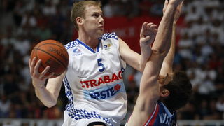 Zadar, 080610. Dvorana Kresimir Cosic. Cetvrta finalna kosarkaska utkmica izmedju Zadra i Cibone. Na fotografiji: igrac Zadra Hrvoje Peric (bijeli). Foto: Jure Miskovic / CROPIX Zadar, 080610. Dvorana Kresimir Cosic. Cetvrta finalna kosarkaska utkmica izmedju Zadra i Cibone. Na fotografiji: igrac Zadra Hrvoje Peric (bijeli). Foto: Jure Miskovic / CROPIX