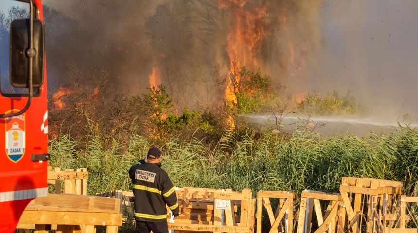 Vatrogasci gasili veliki požar u Gaženici Vatrogasci gasili veliki požar u Gaženici