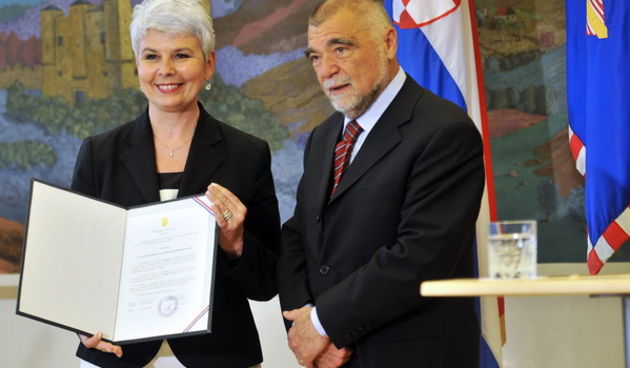 Zagreb, 030709. Ured predsjednika, Pantovcak. Konzultacije predsjednika republike Stjepana Mesica s celnicima parlamentarnih stranaka povodom odlaska Ive Sanadera sa premijerskog mjesta. Na slici: predsjednik Republike Hrvatske Stjepan Mesic i predsjednic