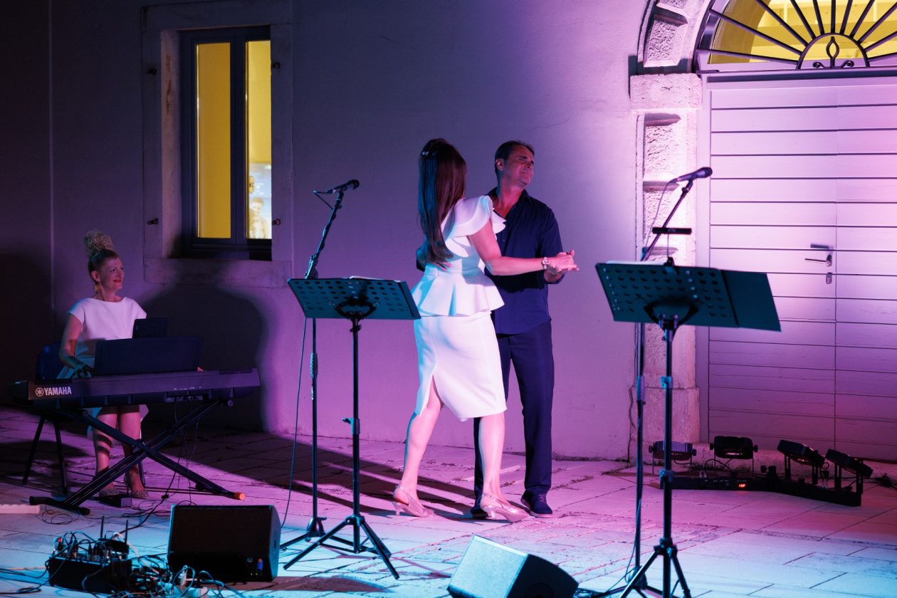 Večer evergreena u atriju palače Cedulin