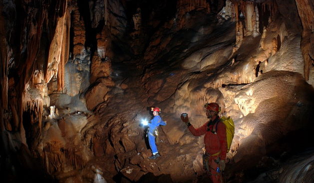Zadar, 030510.
Jama Golubnjaca duboka 800 metara nalazi se u zegarskom zaseoku Komazeci, a prvih 200 metara uredjuje se u turisticke svrhe.
Na fotografiji speleolozi u jami.
Foto: privatna arhiva / CROPIX