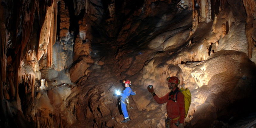 Zadar, 030510.
Jama Golubnjaca duboka 800 metara nalazi se u zegarskom zaseoku Komazeci, a prvih 200 metara uredjuje se u turisticke svrhe.
Na fotografiji speleolozi u jami.
Foto: privatna arhiva / CROPIX