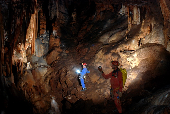 Zadar, 030510.
Jama Golubnjaca duboka 800 metara nalazi se u zegarskom zaseoku Komazeci, a prvih 200 metara uredjuje se u turisticke svrhe.
Na fotografiji speleolozi u jami.
Foto: privatna arhiva / CROPIX Zadar, 030510.
Jama Golubnjaca duboka 800 metara nalazi se u zegarskom zaseoku Komazeci, a prvih 200 metara uredjuje se u turisticke svrhe.
Na fotografiji speleolozi u jami.
Foto: privatna arhiva / CROPIX
