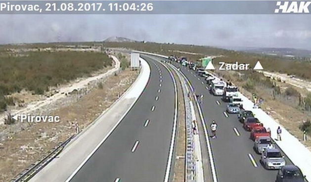 Zbog požara za sav promet zatvorena autocesta A1 između Pirovca i Benkovca