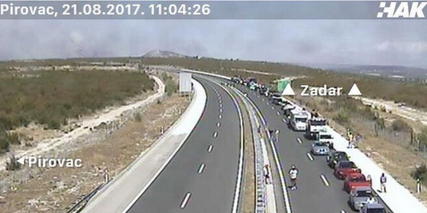 Zbog požara za sav promet zatvorena autocesta A1 između Pirovca i Benkovca Zbog požara za sav promet zatvorena autocesta A1 između Pirovca i Benkovca