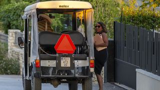 Kylie Minogue viđena kako u opuštenom izdanju izlazi iz luksuzne vile u Rovinju