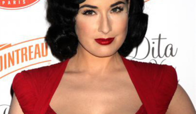 Dita Von Teese vatrena u crvenom (Tportal.hr)