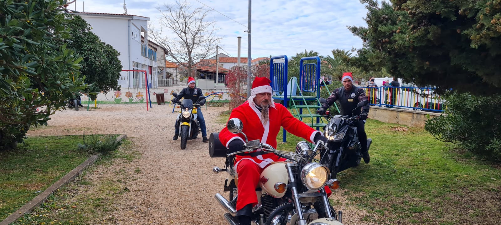 Bibinje: Moto mrazovi razveselili mališane Bibinje: Moto mrazovi razveselili mališane