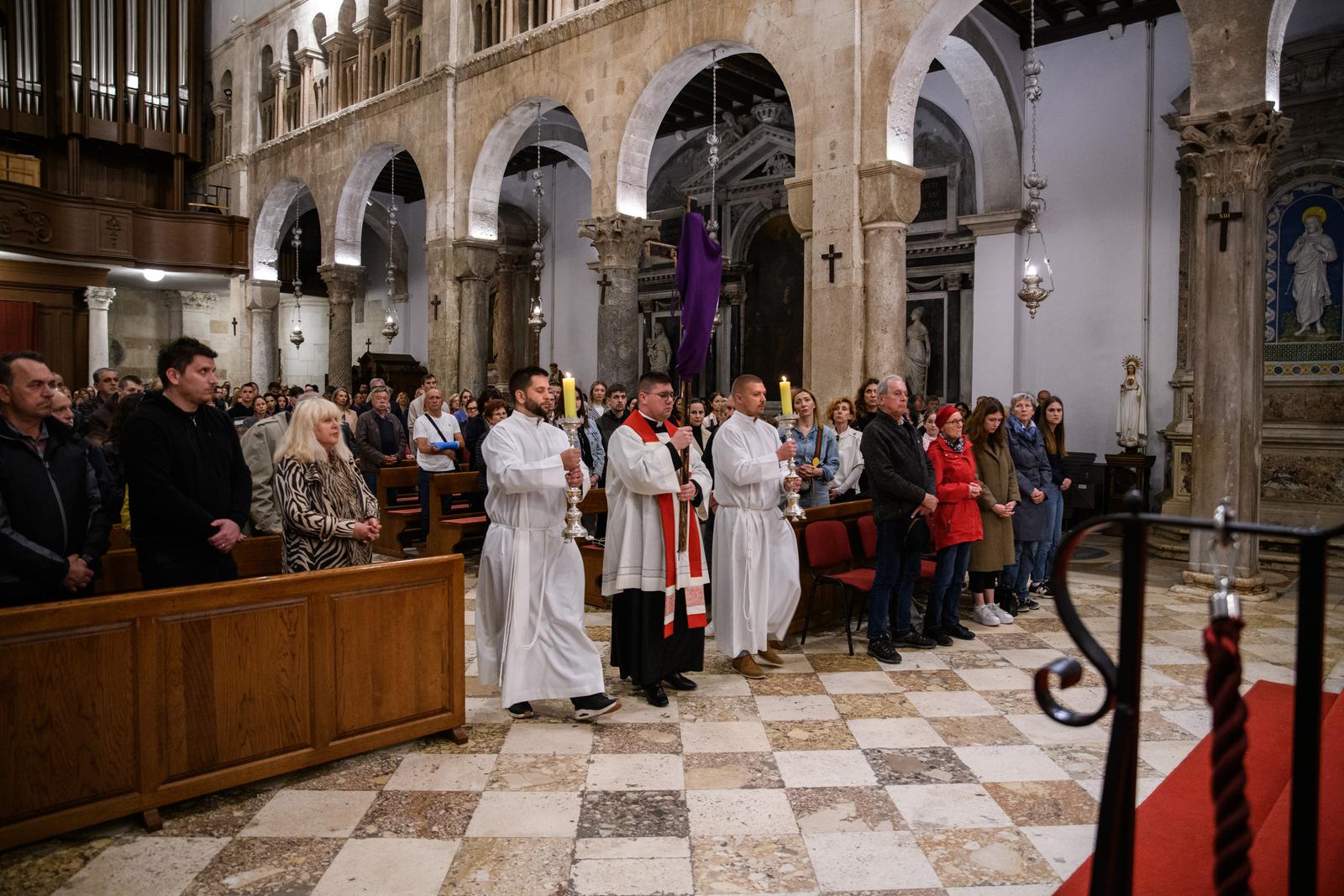 Nadbiskup Zgrablić predvodio Službu Muke Gospodnje u katedrali sv. Stošije Nadbiskup Zgrablić predvodio Službu Muke Gospodnje u katedrali sv. Stošije