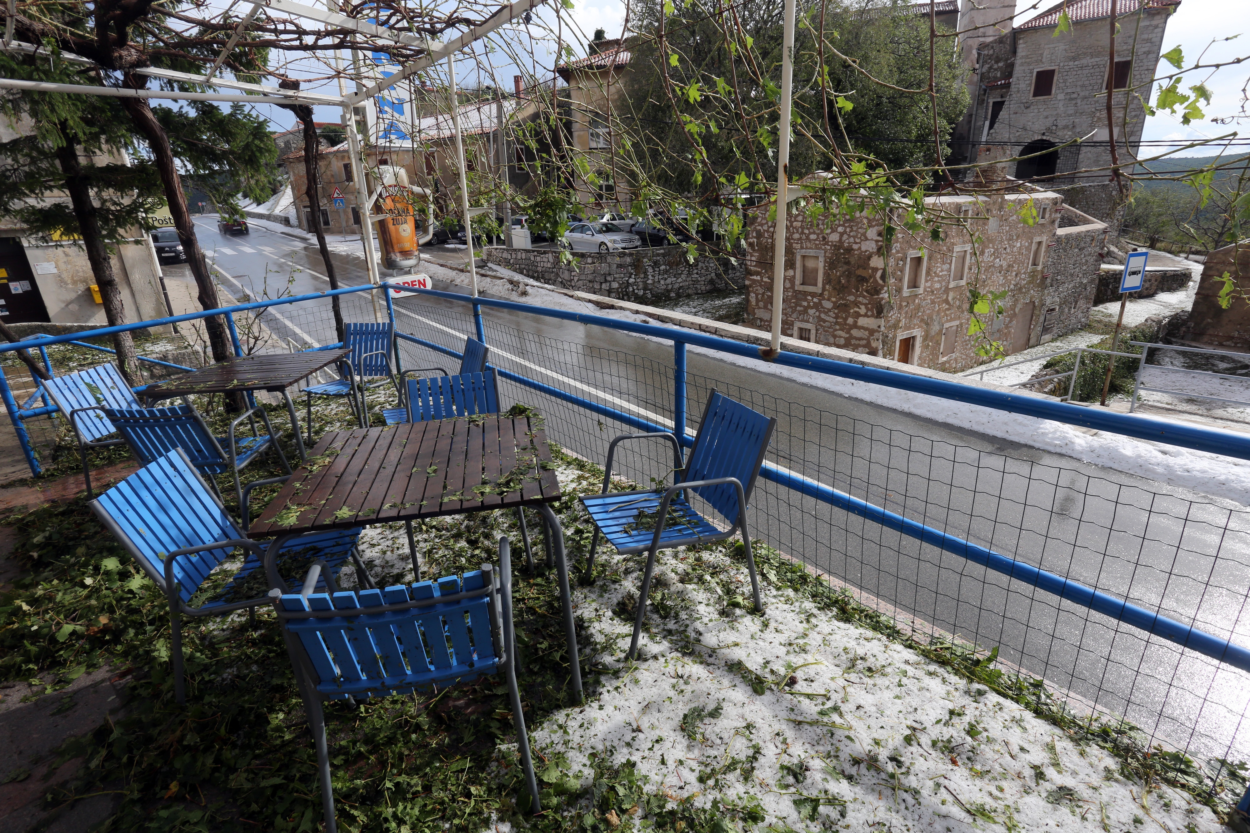 Plomin: olujno nevrijeme s tučom zahvatilo područje grada, građani koristili lopate za snijeg