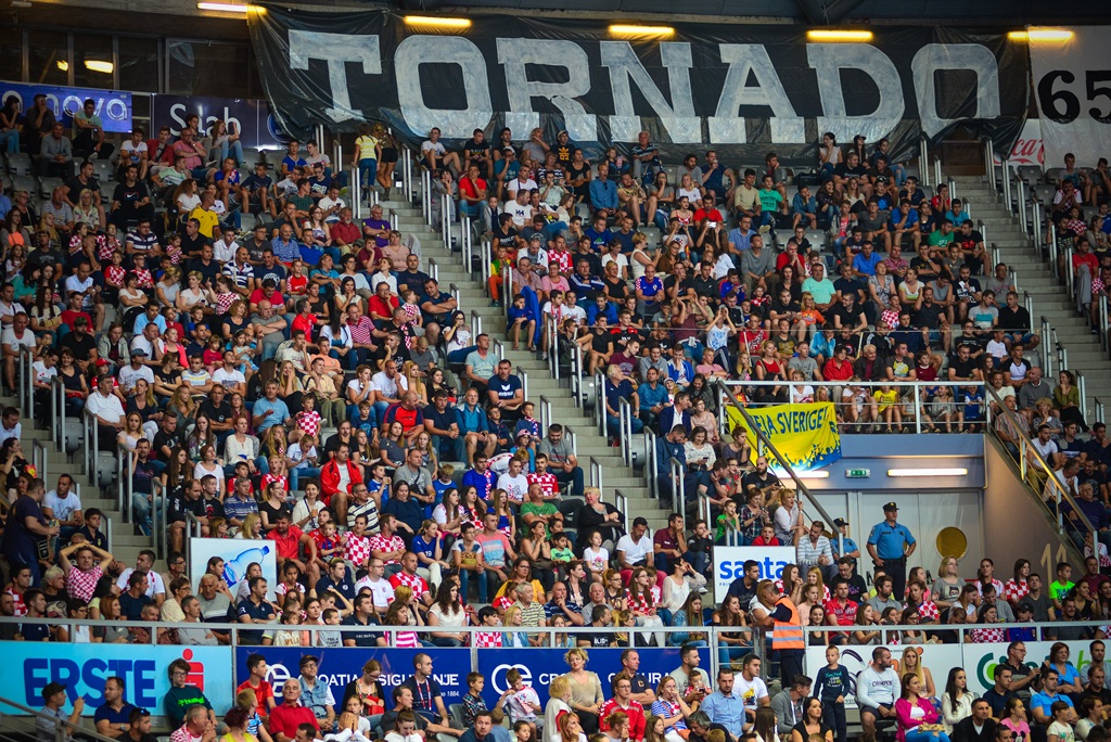 U doista sjajnoj atmosferi koju je stvorilo oko 5000 navijača iz cijele Hrvatske, naši su rukometni reprezentativci remizirali sa Švedskom i to s rezultatom 25-25. Bila je to ‘kaubojima’ pretposljednja pripremna utakmica uoči Olimpijskih igara