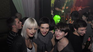 Vodice, 241210.
U kaficu te nocnom klubu Opijum, Vodicani su Bozic docekali u ugodnom i romanticnom raspolozenju uz grupu Urban & 4.
Ivana Ergic i prijateljice.
Foto: Marija Mihic / CROPIX