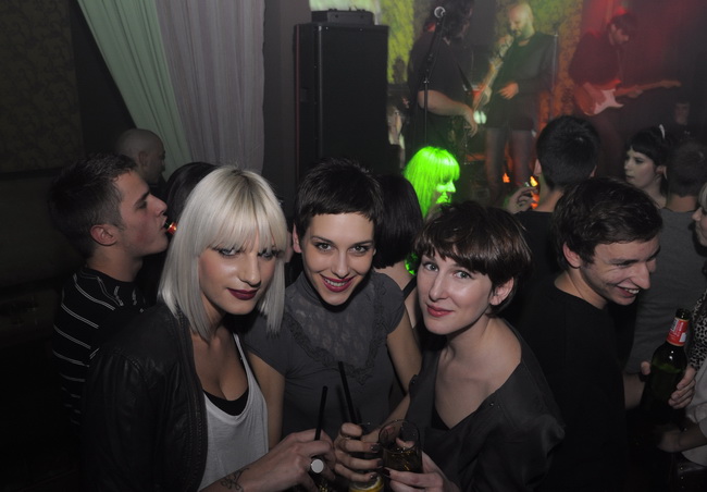 Vodice, 241210.
U kaficu te nocnom klubu Opijum, Vodicani su Bozic docekali u ugodnom i romanticnom raspolozenju uz grupu Urban & 4.
Ivana Ergic i prijateljice.
Foto: Marija Mihic / CROPIX