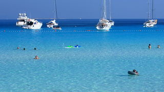 Dugi otok, 260609.
Dugi otok je jedva 1,5 sat udaljen od Zadra, jedan je od skrivenih Jadransih bisera. Sa raznolikom prirodom i plazama, cistim morem, on je namjenjen gostima koji vise cijene prirodu od zabave.
Na slici: plaza Saharun na juznoj strani Du