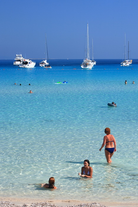 Dugi otok, 260609.
Dugi otok je jedva 1,5 sat udaljen od Zadra, jedan je od skrivenih Jadransih bisera. Sa raznolikom prirodom i plazama, cistim morem, on je namjenjen gostima koji vise cijene prirodu od zabave.
Na slici: plaza Saharun na juznoj strani Du