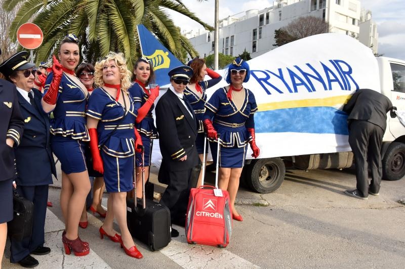 Karnevalska povorka krenula je s Branimirove obale prema Poluotoku. Photo: Dino Stanin/PIXSELL