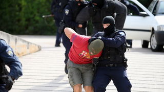 Zadar, 280912.
U sjedistu Policijske uprave zadarske u Centru Franko Lisica u Zadru, odrzala se svecana proslava Dana policije. Uz govor novog nacelnika PU zadarske Nevena Paskalina odrzana je i pokazna vjezba zadarskih specijalaca.
Na fotografiji: pokazn Zadar, 280912.
U sjedistu Policijske uprave zadarske u Centru Franko Lisica u Zadru, odrzala se svecana proslava Dana policije. Uz govor novog nacelnika PU zadarske Nevena Paskalina odrzana je i pokazna vjezba zadarskih specijalaca.
Na fotografiji: pokazn