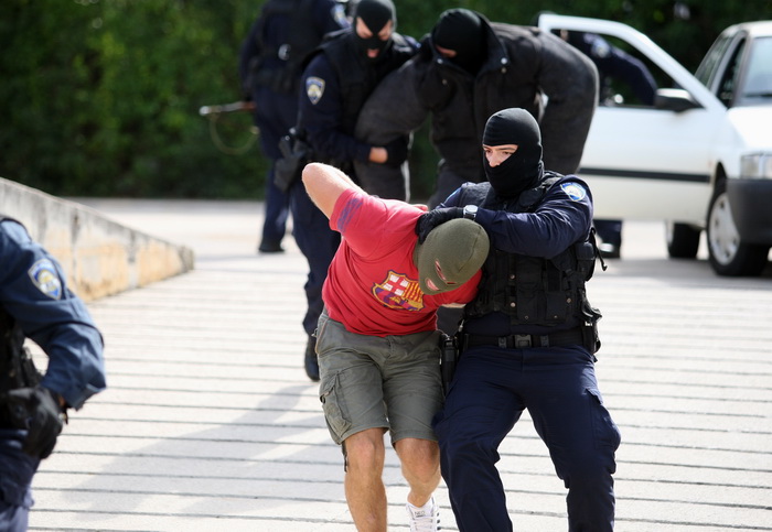 Zadar, 280912.
U sjedistu Policijske uprave zadarske u Centru Franko Lisica u Zadru, odrzala se svecana proslava Dana policije. Uz govor novog nacelnika PU zadarske Nevena Paskalina odrzana je i pokazna vjezba zadarskih specijalaca.
Na fotografiji: pokazn Zadar, 280912.
U sjedistu Policijske uprave zadarske u Centru Franko Lisica u Zadru, odrzala se svecana proslava Dana policije. Uz govor novog nacelnika PU zadarske Nevena Paskalina odrzana je i pokazna vjezba zadarskih specijalaca.
Na fotografiji: pokazn