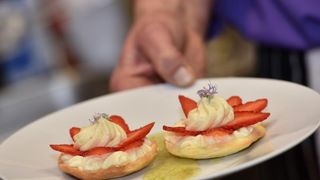 Zadar – Na prezentaciji u Impact centru Kuhar Renato Kraljev pripremao je zajedno s ucenicima tri slana i tri slatka jela s jagodama. Projektom se zeli povecati interes za uzgoj i konzumaciju jagoda u Zadarskoj zupaniji. Photo: Dino Stanin/PIXSELL Autor