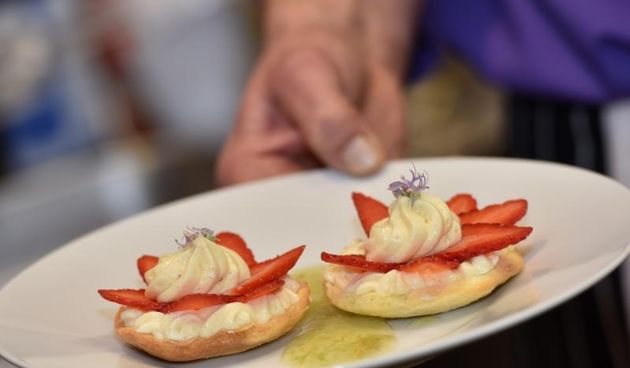 Zadar – Na prezentaciji u Impact centru Kuhar Renato Kraljev pripremao je zajedno s ucenicima tri slana i tri slatka jela s jagodama. Projektom se zeli povecati interes za uzgoj i konzumaciju jagoda u Zadarskoj zupaniji. Photo: Dino Stanin/PIXSELL Autor