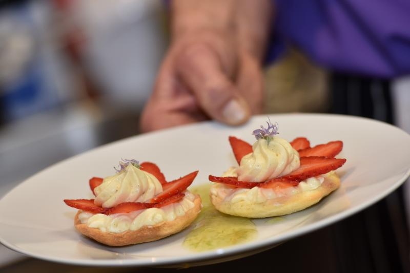 Zadar – Na prezentaciji u Impact centru Kuhar Renato Kraljev pripremao je zajedno s ucenicima tri slana i tri slatka jela s jagodama. Projektom se zeli povecati interes za uzgoj i konzumaciju jagoda u Zadarskoj zupaniji. Photo: Dino Stanin/PIXSELL Autor