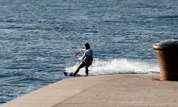 Zadar, 190312.
Dok neke od juga boli glava, ovaj kitesurfer jedva je docekao da zapuse.
Na fotografiji : Kitesurfer izvodi vratolomije u blizini zadarskih orgulja.
Foto : Andrija Lucic / cropix Zadar, 190312.
Dok neke od juga boli glava, ovaj kitesurfer jedva je docekao da zapuse.
Na fotografiji : Kitesurfer izvodi vratolomije u blizini zadarskih orgulja.
Foto : Andrija Lucic / cropix