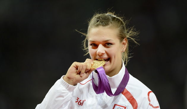 London, 040812.Olimpijski stadion.Hrvatska atleticarka Sandra Perkovic u finalu u bacanju diska na Olimpijskim Igrama u Londonu osvojila je zlatnu medalju.Na slici: Dodjela medalja,  Sandra Perkovic.Foto: Drago Sopta / CROPIX