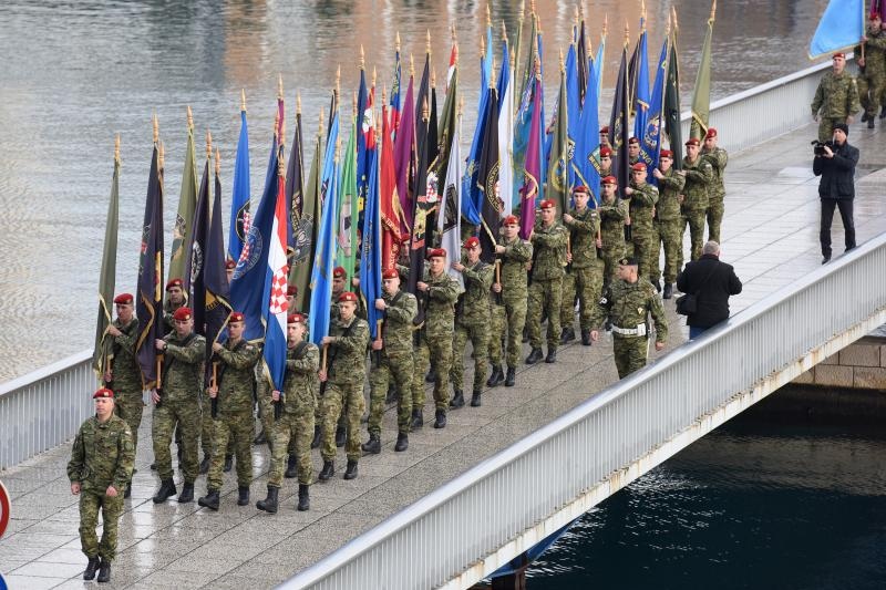 Paljenjem svijeća i polaganjem vijenaca, te mimohodom postrojbi započelo svečano obilježavanje 23. obljetnice VRO Maslenica. Foto. Dino Stanin/PIXSELL Paljenjem svijeća i polaganjem vijenaca, te mimohodom postrojbi započelo svečano obilježavanje 23. obljetnice VRO Maslenica. Foto. Dino Stanin/PIXSELL