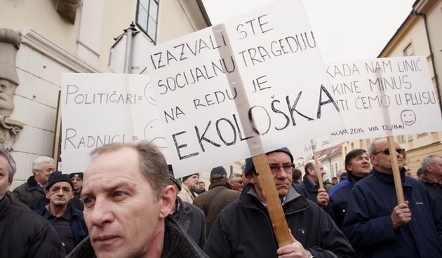 Zagreb, 270213.
Radnici Diokija i Dina Petrokemije danasnjim prosvjedom traze od Vlade ispunjavanje obecanja o isplati sedam zaostalih placa i otpremnina. 
Prosvjednici su se okupili na Trgu bana Jelacica, nakon cega su krenuli prema Markovom trgu.
Na fot