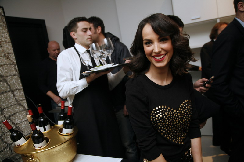 Na slici: RTL-ova televizijska voditeljica Tatjana Juric; Domjenak za novinare i goste povodom otvorenja salona kupaonske galanterije Art interijera u tornju poslovnog centra Almeria na Vukovarskoj ulici. Okupljeni su imali priliku vidjeti atraktivnu prez Na slici: RTL-ova televizijska voditeljica Tatjana Juric; Domjenak za novinare i goste povodom otvorenja salona kupaonske galanterije Art interijera u tornju poslovnog centra Almeria na Vukovarskoj ulici. Okupljeni su imali priliku vidjeti atraktivnu prez