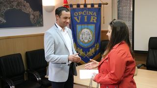 Vir: Dodjela materijalne pomoći roditeljima za nabavku udžbenika i školske opreme Vir: Dodjela materijalne pomoći roditeljima za nabavku udžbenika i školske opreme