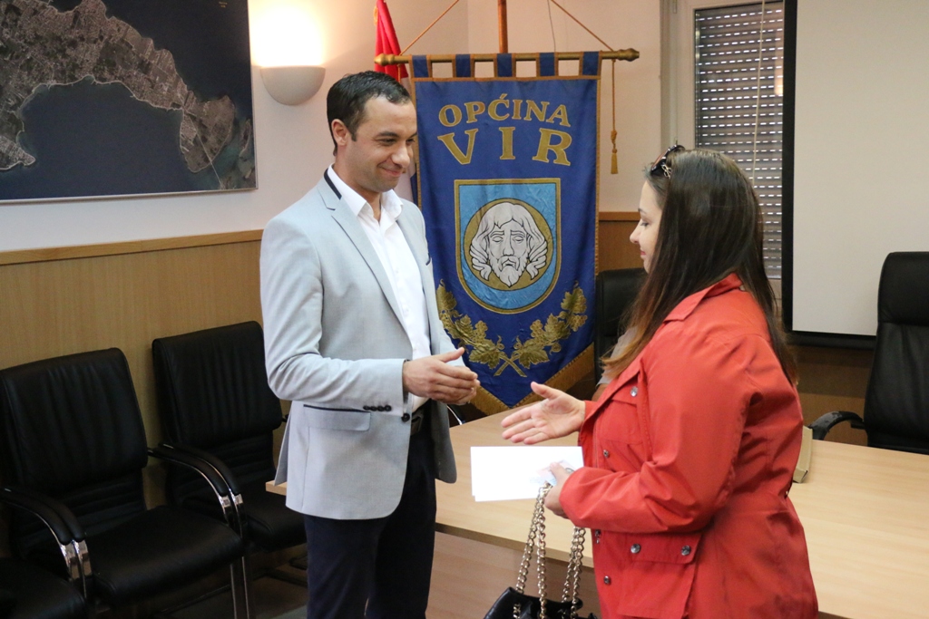 Vir: Dodjela materijalne pomoći roditeljima za nabavku udžbenika i školske opreme Vir: Dodjela materijalne pomoći roditeljima za nabavku udžbenika i školske opreme