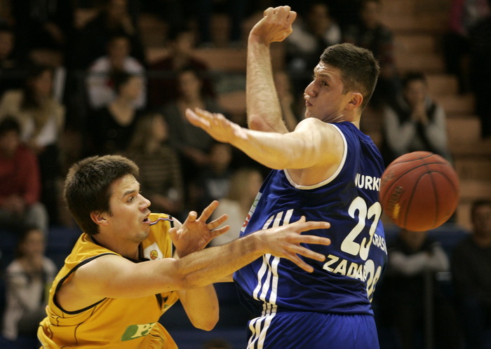 Split, 090413.
Kosarkaska utakmica 4. kola A1 kosarkaske lige Split Zadar odigrana je u dvorani na Gripama.
Na fotografiji: Sobin (zuti Split).
Foto : Jakov Prkic / Cropix Split, 090413.
Kosarkaska utakmica 4. kola A1 kosarkaske lige Split Zadar odigrana je u dvorani na Gripama.
Na fotografiji: Sobin (zuti Split).
Foto : Jakov Prkic / Cropix