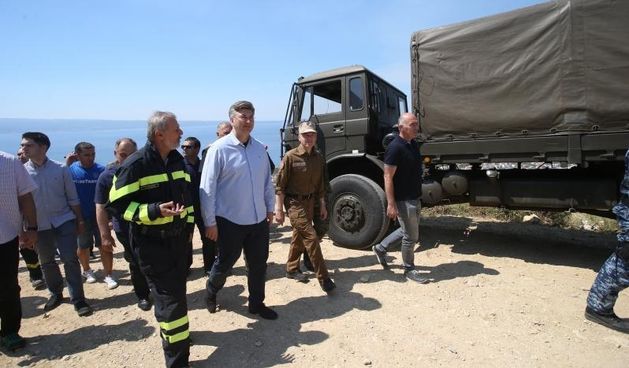 remijer Andrej Plenkovic s pratnjom obisao vatrogasce na pozarisu iznad Podstrane. Damir Krstičević