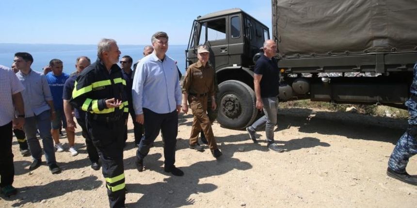 remijer Andrej Plenkovic s pratnjom obisao vatrogasce na pozarisu iznad Podstrane. Damir Krstičević remijer Andrej Plenkovic s pratnjom obisao vatrogasce na pozarisu iznad Podstrane. Damir Krstičević