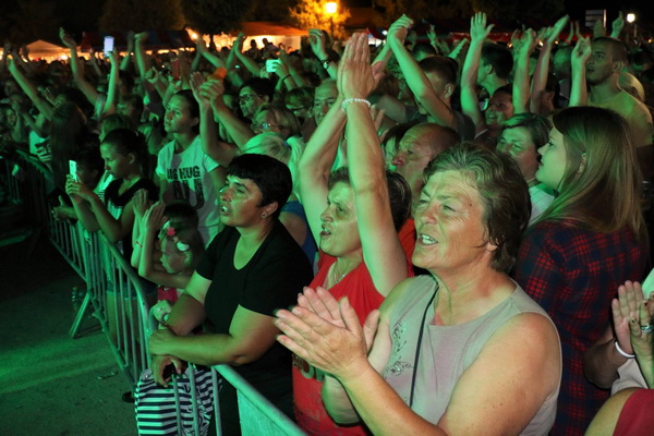 Virsko ljeto 2016: Dražen Zečić Zeko i Banana Band raspjevali i rasplesali Vir