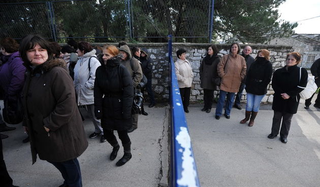Zadar, 250113.
Radnice Adrije koje su stigle iz Benkovca i Knina novi vlasnici ne pustaju u prostor tvornice.
Na fotografiji: radnice pred vratima Adrije, dio radnica je uspio uci.
Foto: Luka Gerlanc / CROPIX